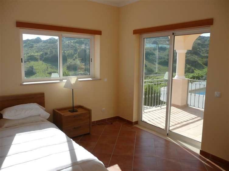 Lovely Burgau Villa Just 3 Mins Walk From Beach Буденш Экстерьер фото